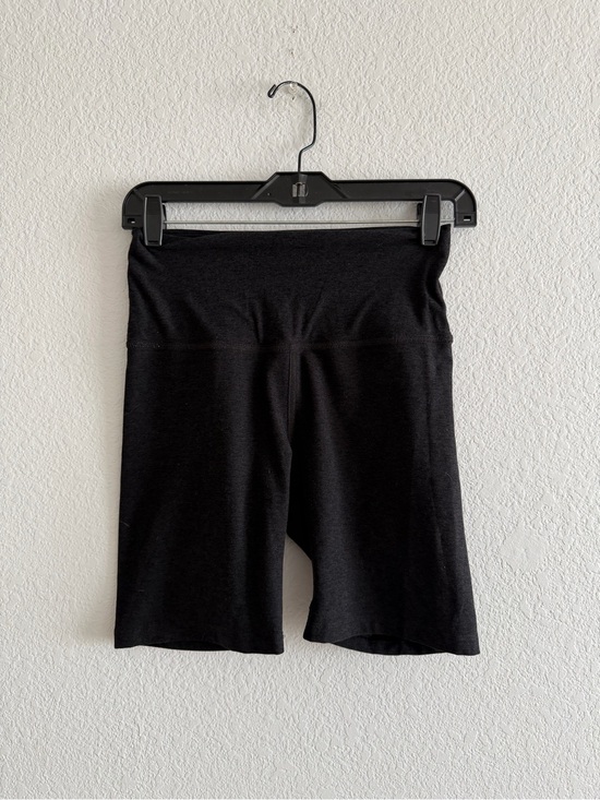 Beyond Yoga Pants - Beyond Yoga Keep Pace High-Rise Biker Shorts Space Dye heathered black Medium